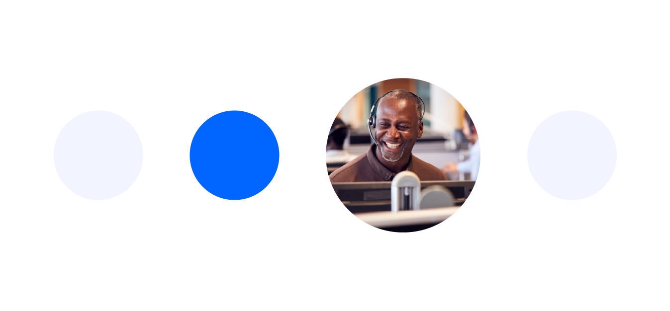 Employee answering a call using Dynamics 365 Contact Center.